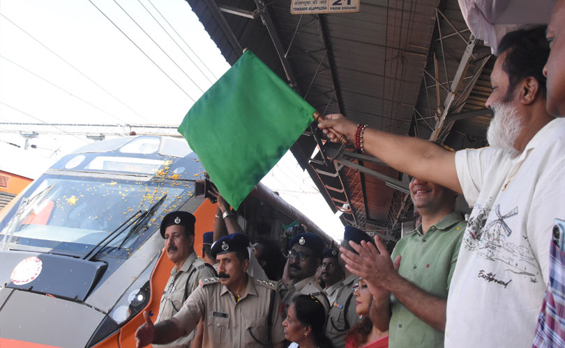 നവീകരിച്ച കൊച്ചി- ബെംഗളൂരു വന്ദേ ഭാരത് സുരേഷ് ഗോപി ഫ്‌ളാഗ് ഓഫ് ചെയ്തു.